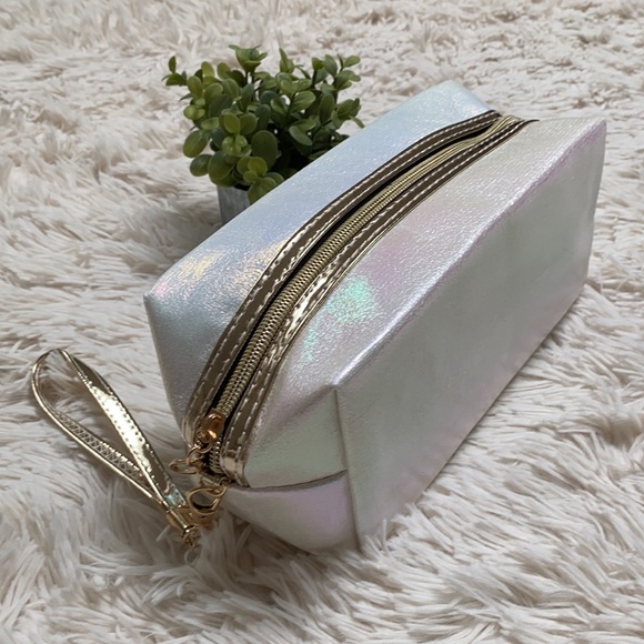 Boutique Handbags - 🎉HP🎉 Boutique Iridescent Makeup Bag 💗 White & Gold